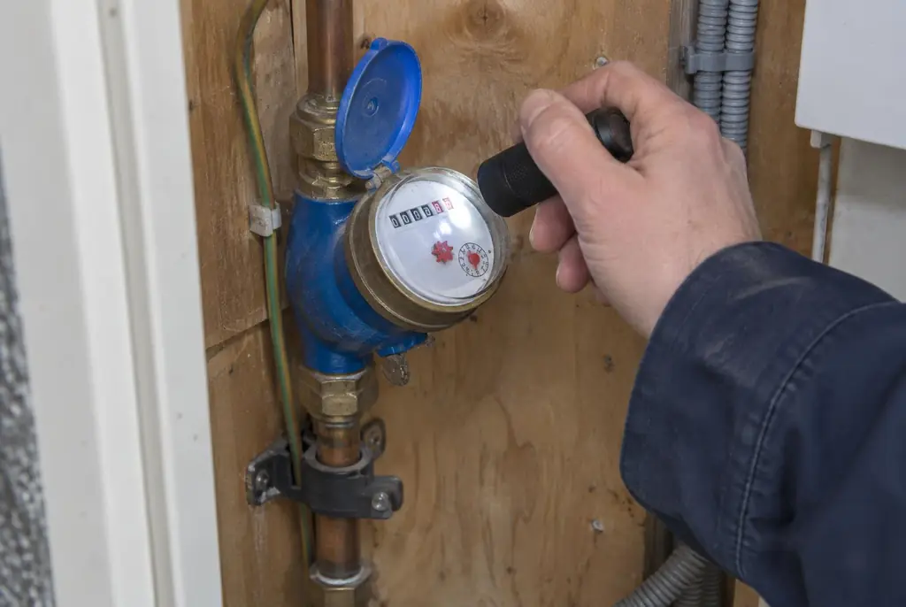 Lekdetectie Kockengen – watermeter in de meterkast controleren met een zaklamp